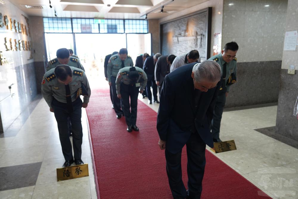 李棟樑端節慰訪五指山　緬懷先烈犒慰官兵