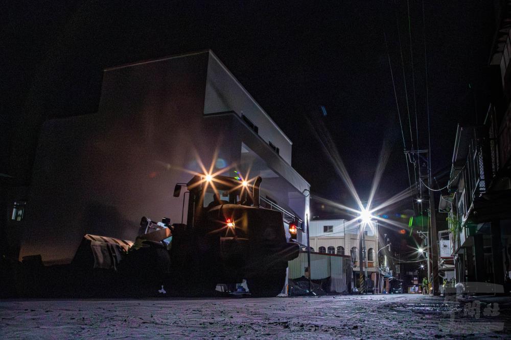 機動照明燈車可在黑夜中提供光源，加速作業及復原速度。（軍聞社記者尤昱翔攝）