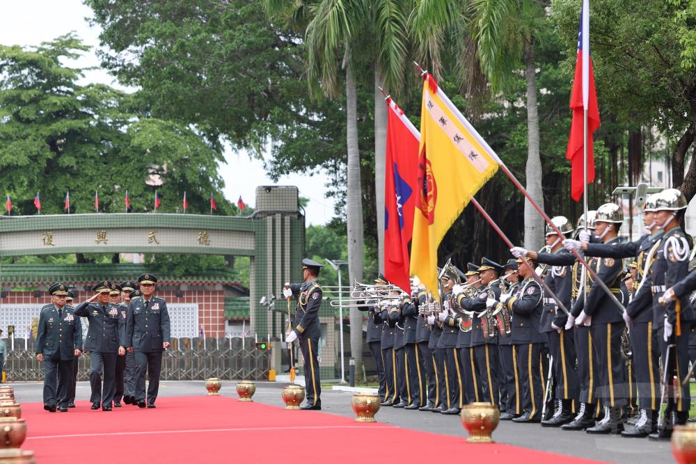 呂司令校閱陸軍儀隊。（軍聞社記者林澤廷攝）