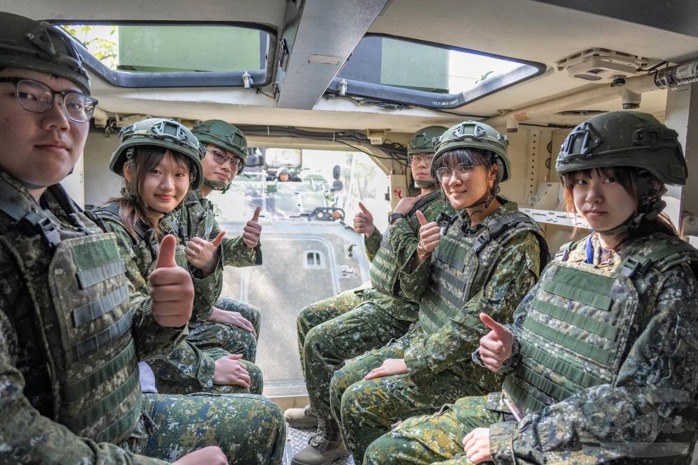 學員穿著防護裝備，於車內合影留念。（軍聞社記者林庭暉攝）