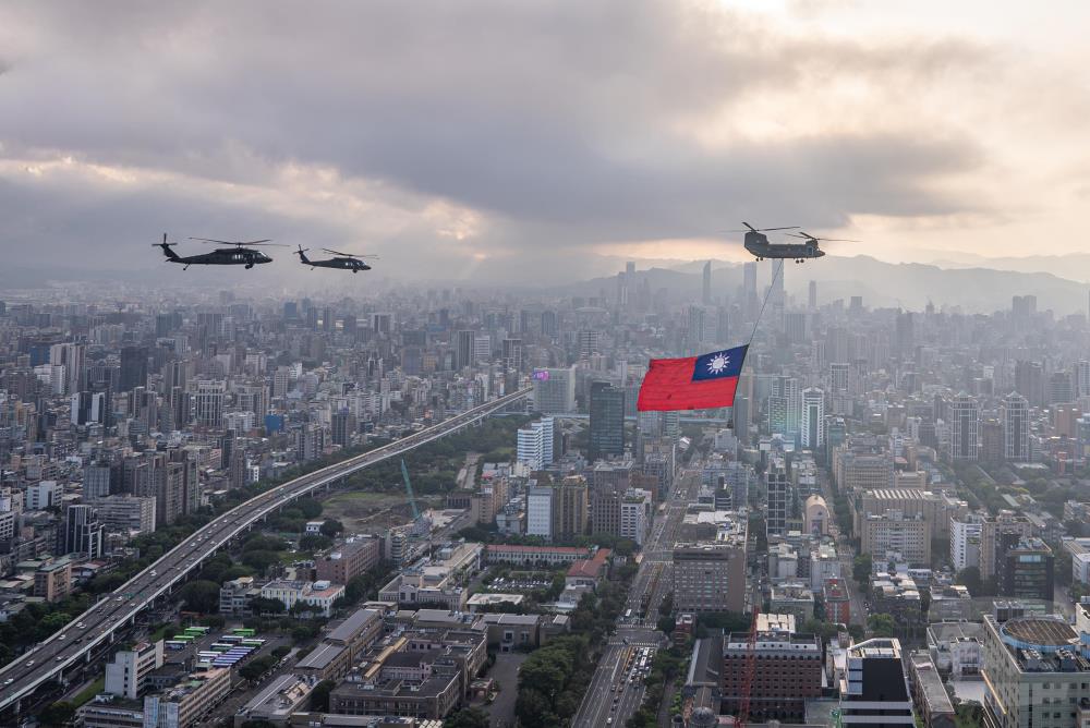 雙十國慶將至，各參演單位正緊鑼密鼓訓練。圖為國旗機隊往總統府方向飛行。（軍聞社記者尤昱翔攝）
