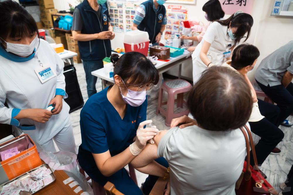 民眾接種流感及新冠肺炎疫苗。（軍聞社記者文仁攝）