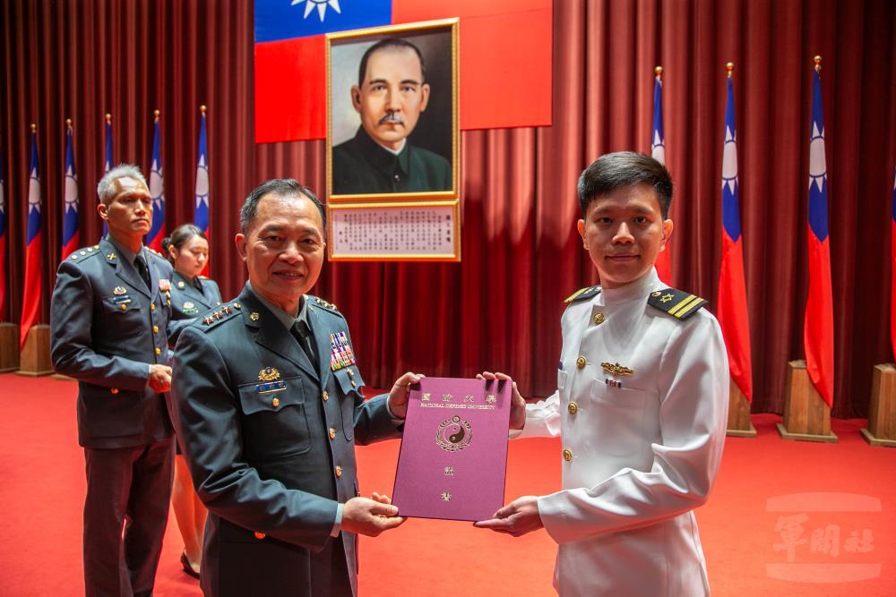 鍾副部長頒發畢業證書。（軍聞社記者侯凱議攝）