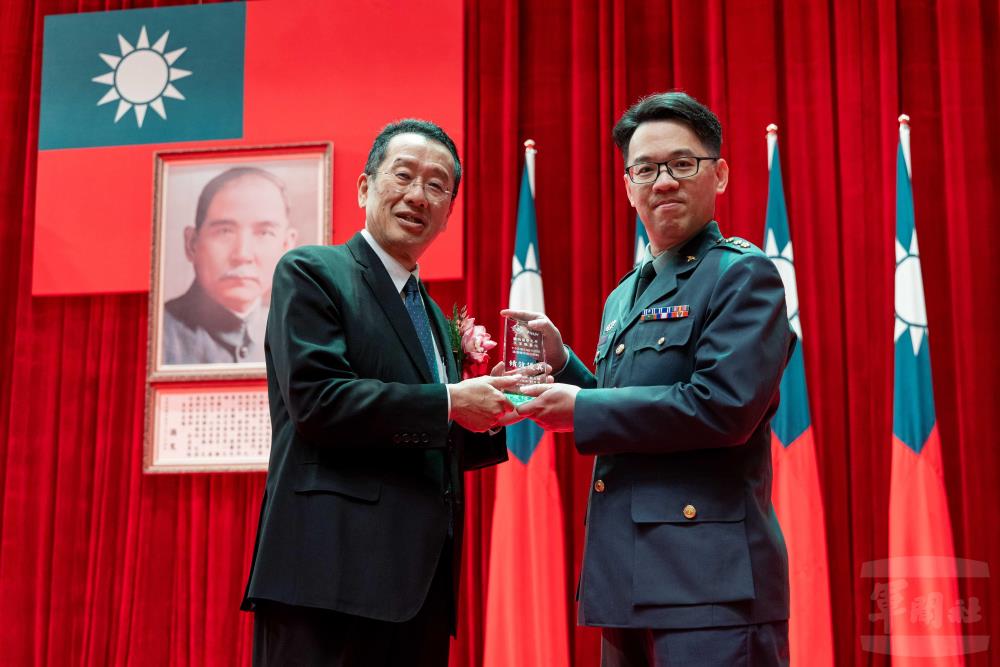 顧部長頒獎表揚績優單位。（軍聞社記者蔡枋澐攝）