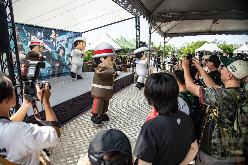 現場安排人型氣偶與民眾互動表演。（軍聞社記者王茗生攝）