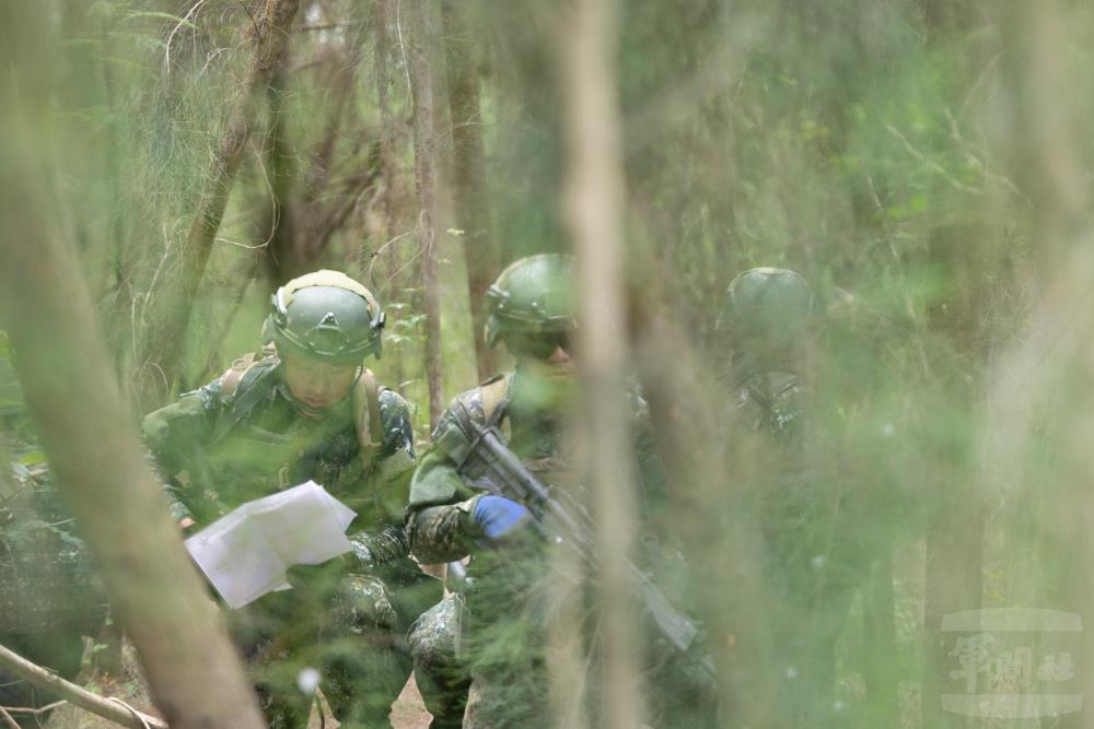 學員取得情資，於隱伏區分析取得情報。（軍聞社記者吳柏融攝）