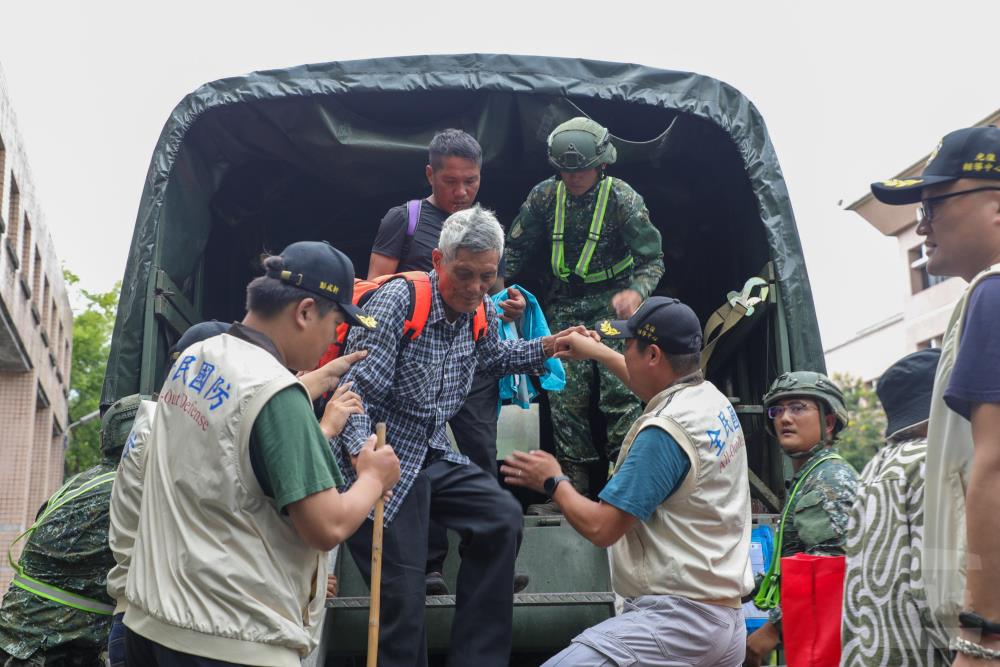 混砲營官兵協助撤離村民安頓至收容中心。（第二作戰區提供）