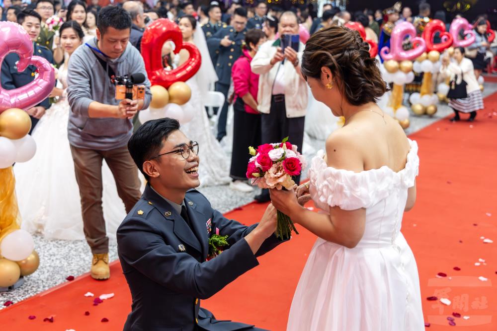 新人們互許諾言。（軍聞社記者蔡枋澐攝）
