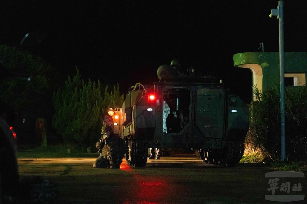 官兵於想定位置模擬各項狀況演練。（軍聞社記者邱奕菖攝）