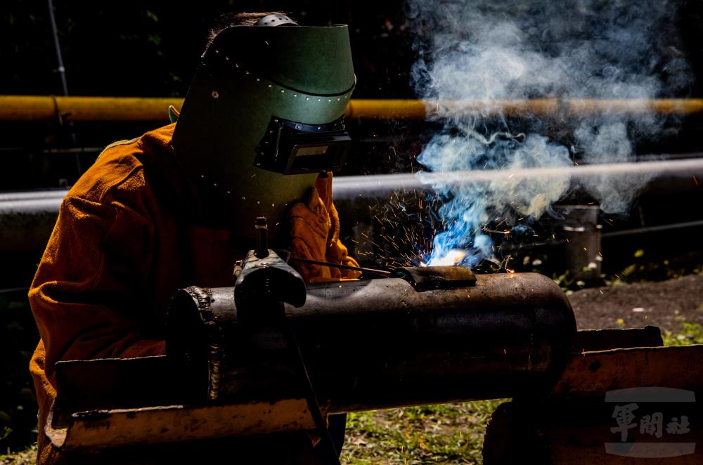 官兵執行電焊修補作業，恢復管線功能。（軍聞社記者吳柏融攝）