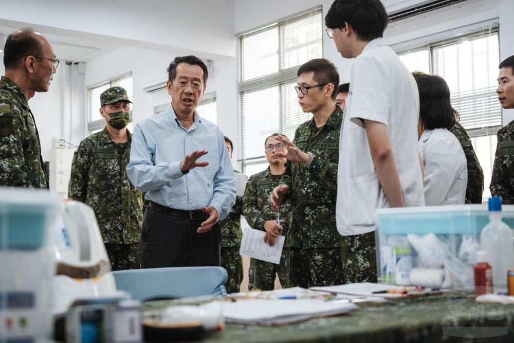 顧部長慰問救護站官兵。（軍聞社記者陳彥樺攝）
