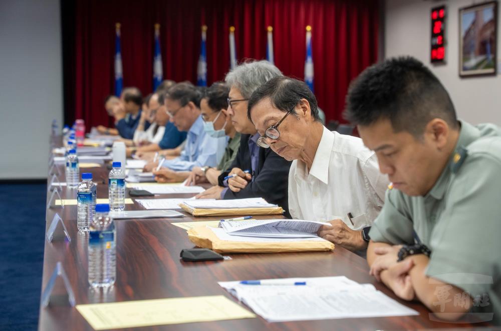 評審委員實施書面審查。（軍聞社記者侯凱議攝）