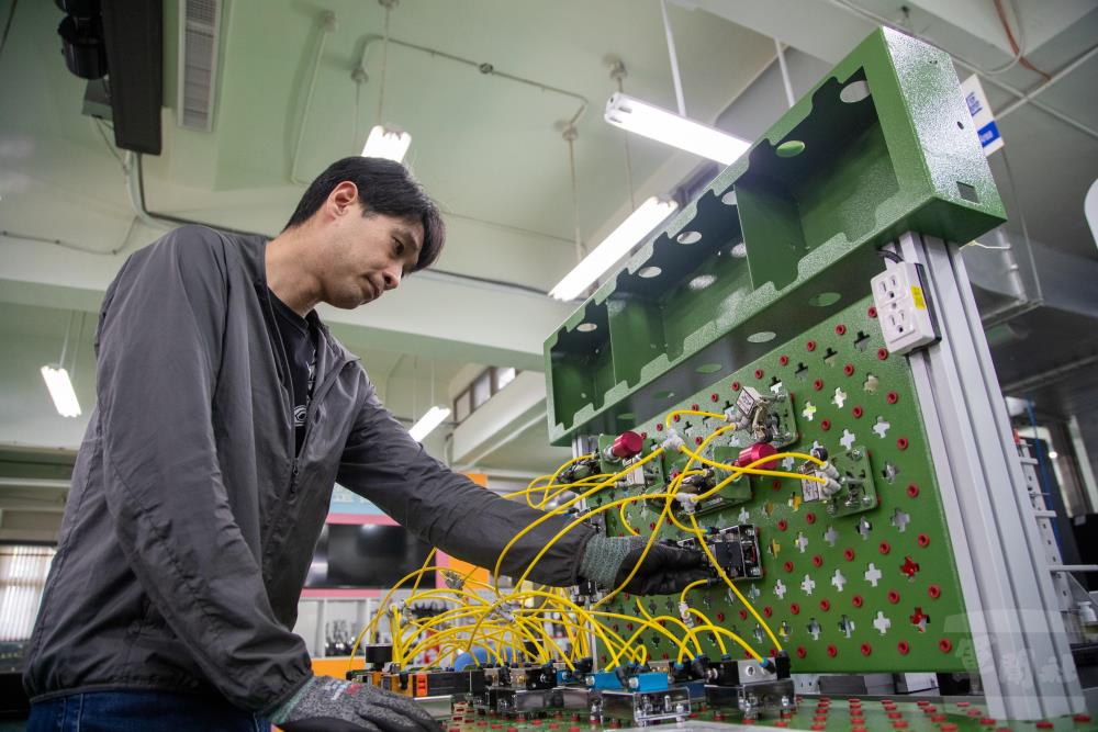 「AI機器人暨自動化控制應用班」將國家證照制度結合到實作中，以氣壓與機電整合兩項技術士證照為核心。（軍聞社記者王進福攝）