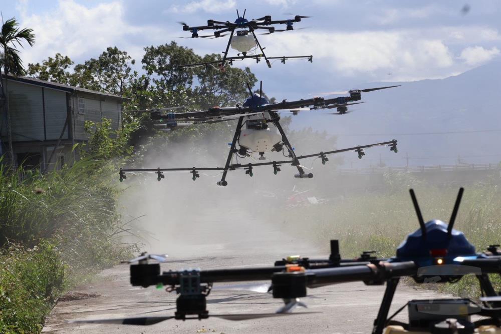 無人機結合化學兵調製消毒藥劑進行大範圍噴灑消毒。（第二作戰區提供）