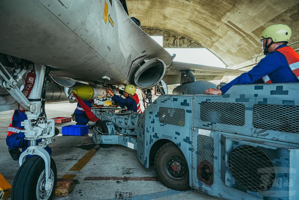 戰機掛載劍二飛彈。（軍聞社記者陳軍均攝）