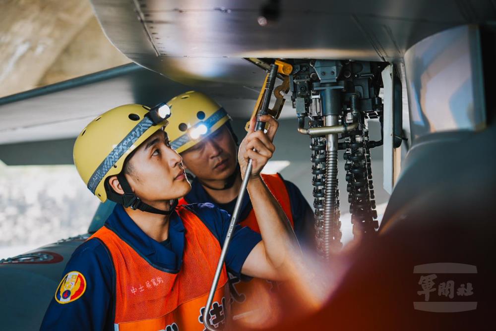 四聯隊官兵裝載F-16V戰機20機砲。（軍聞社記者陳傳奇攝）