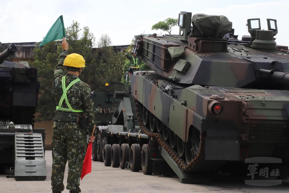 三支部運輸兵群演練M1A2T戰車載運　驗證後勤支援效能