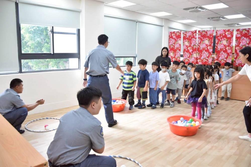 官兵用寓教於樂的方式，讓幼童在安全、活潑的環境中透過遊戲學習。（左支部提供）