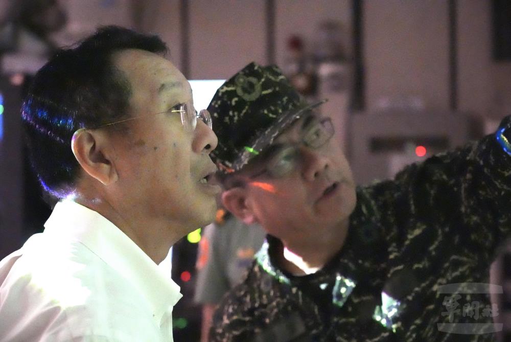 顧部長聽取工作簡報。（軍聞社記者呂尚俞攝）