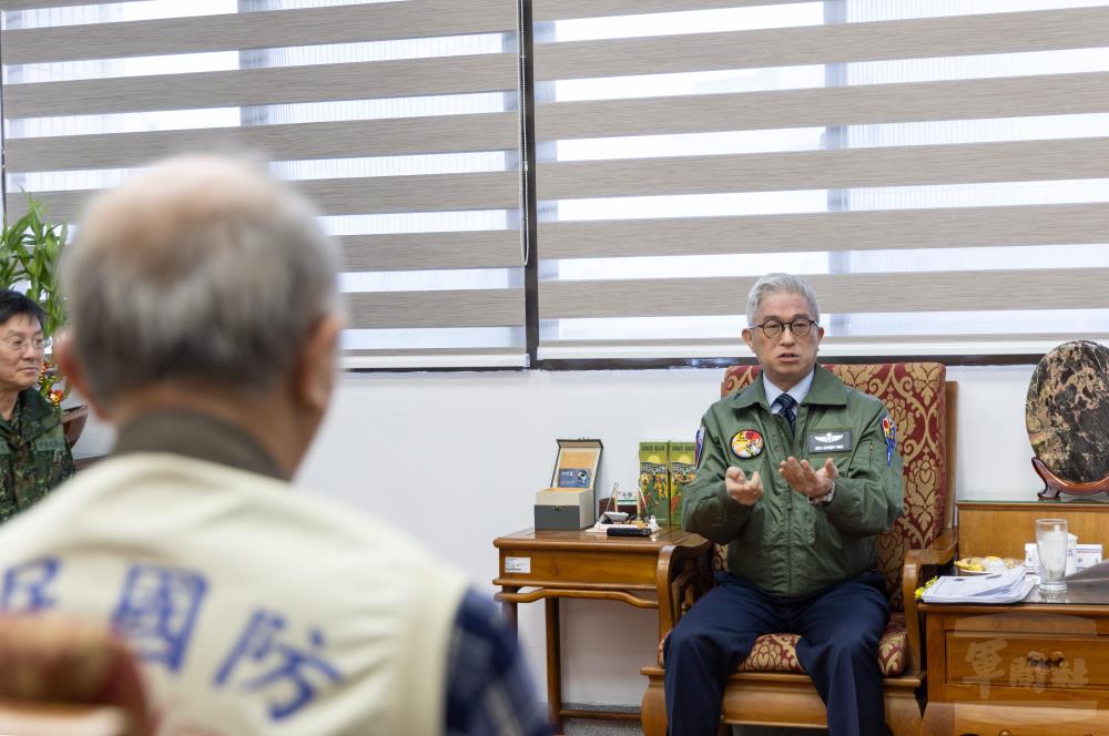 徐副部長與後備輔導幹部及地方仕紳進行座談交流。（軍聞社記者吳柏融攝）