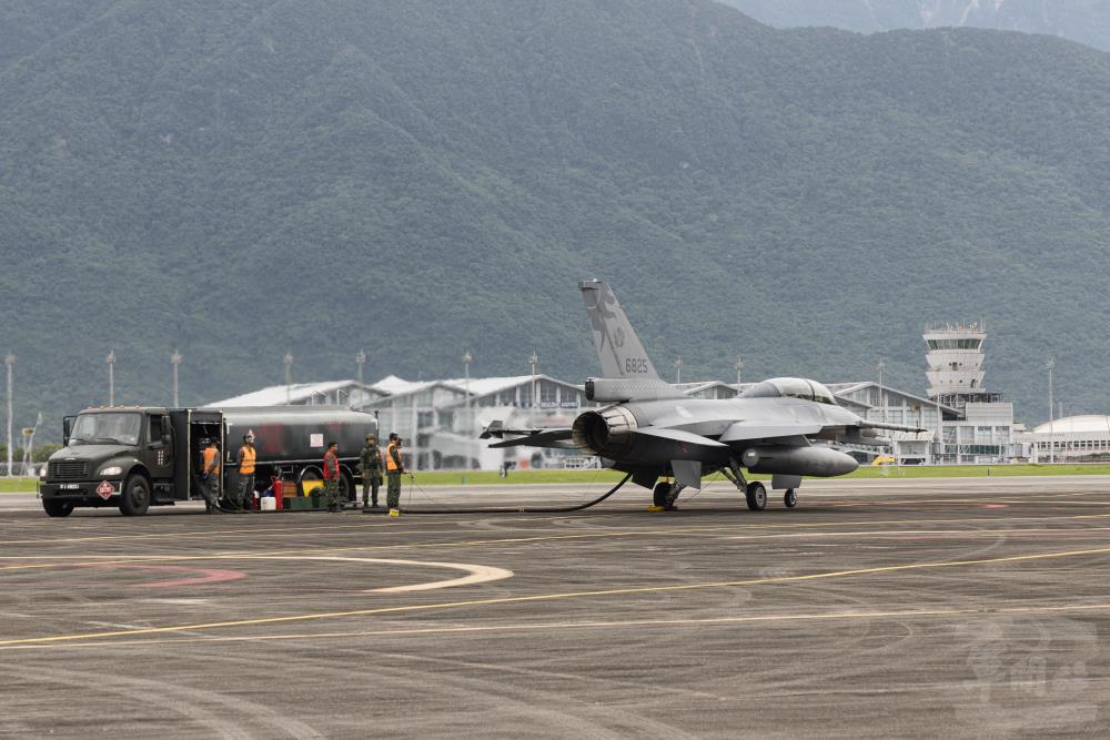 空軍第五聯隊執行F-16戰機熱加油作業。（軍聞社記者李恬恬攝）