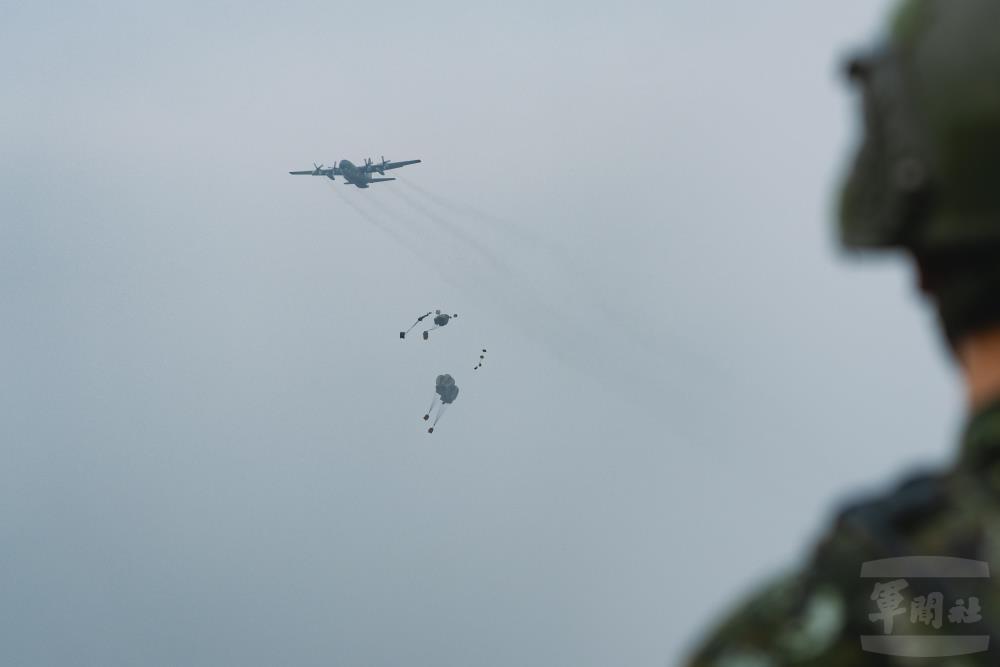 陸勤部與空軍第6聯隊相互配合，2日實施年度空投訓練。（軍聞社記者文仁攝）