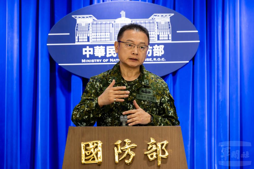國防部政務辦公室主任兼發言人孫立方中將主持國防部記者會。（軍聞社記者蔡枋澐攝）