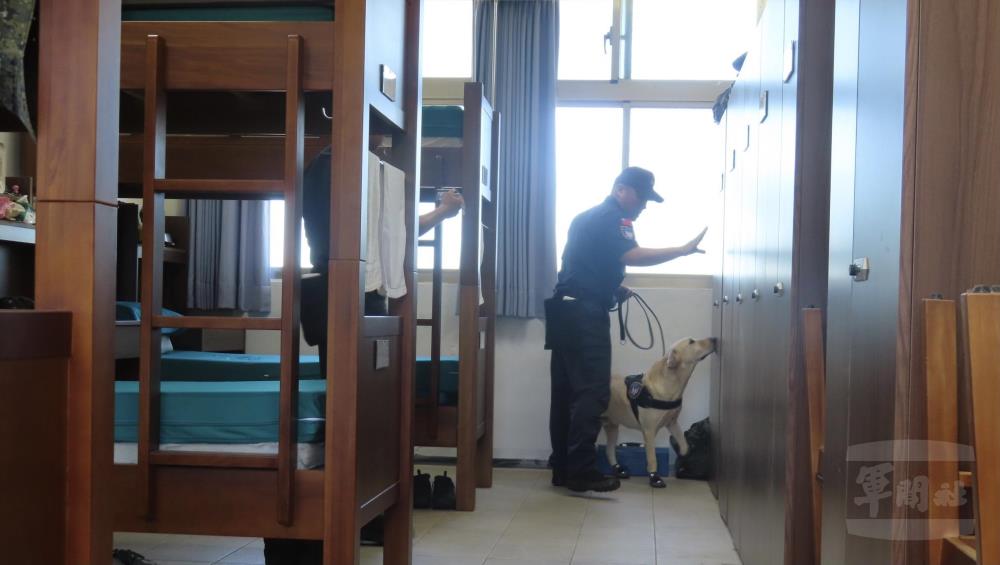 士林憲兵隊緝毒犬分組至營區實施安全檢查。(陸軍裝甲兵訓練指揮部提供) 士林憲兵隊緝毒犬分組至營區實施安全檢查。(陸軍裝甲兵訓練指揮部提供)