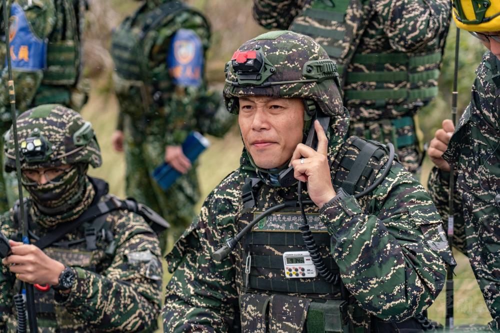 實彈測考考驗各級幹部指揮管制與臨機應變能力。（軍聞社記者林庭暉攝）