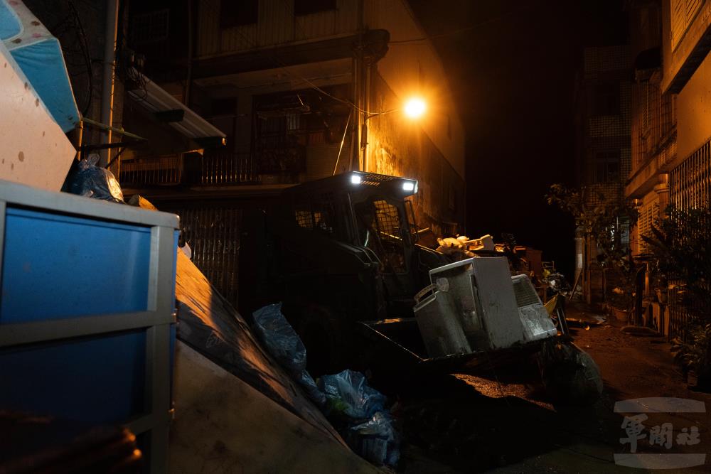 53工兵群430鏟裝機協助搬運重型廢棄物。（軍聞社記者吳東昇攝）