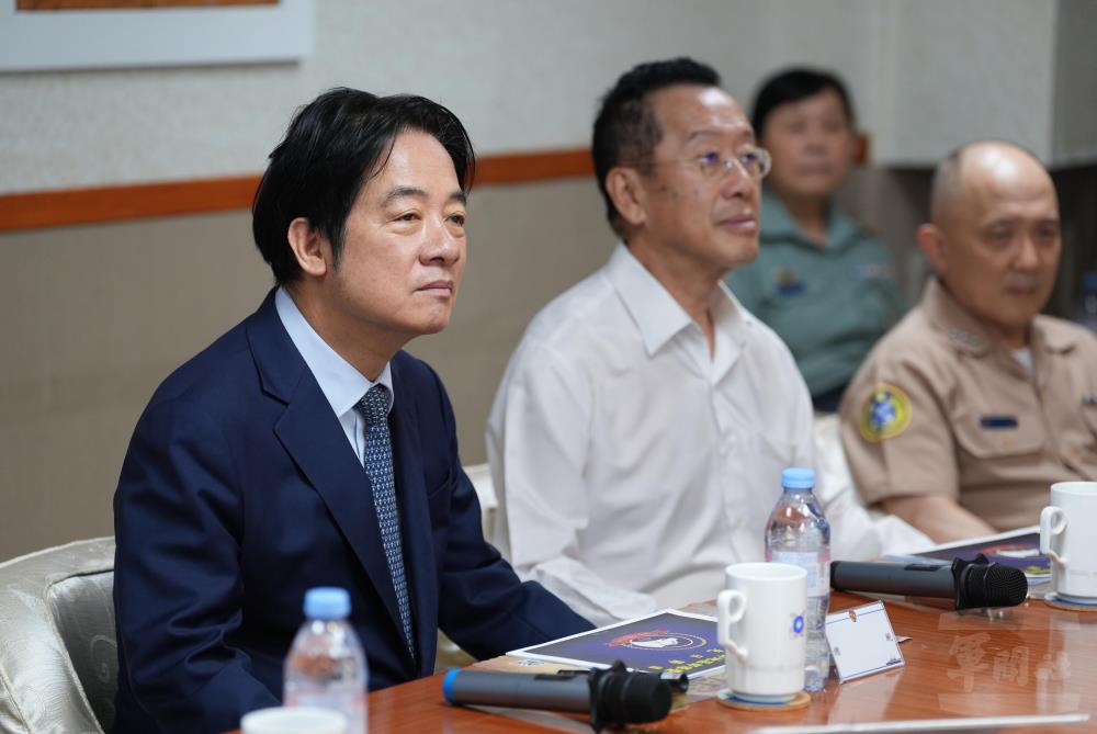 賴總統聽取任務簡報。（軍聞社記者呂尚俞攝）