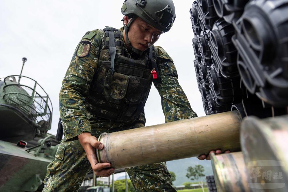官兵實施M60A3戰車彈藥裝載。（軍聞社記者蔡枋澐攝）