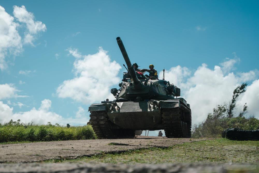 M60A3戰車機動至射擊陣地。（軍聞社記者林庭暉攝）