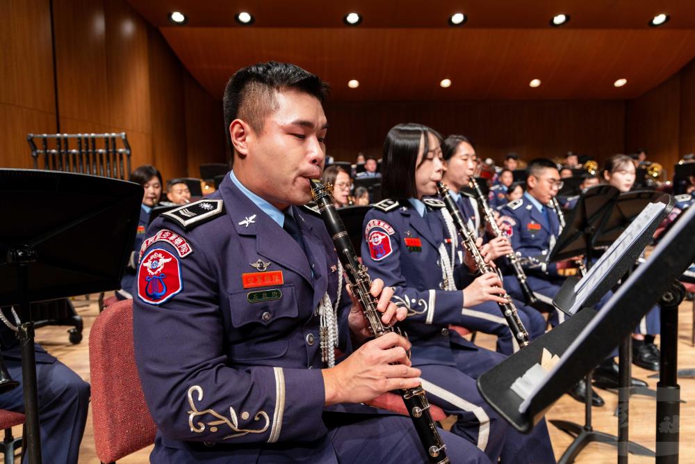 空軍軍樂隊帶領聽眾感受管樂演奏的豐富魅力。（軍聞社記者蔡枋澐攝）