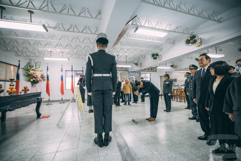 柏副部長前往「一江堂」，向烈士英靈致祭。（軍聞社記者吳柏融攝）