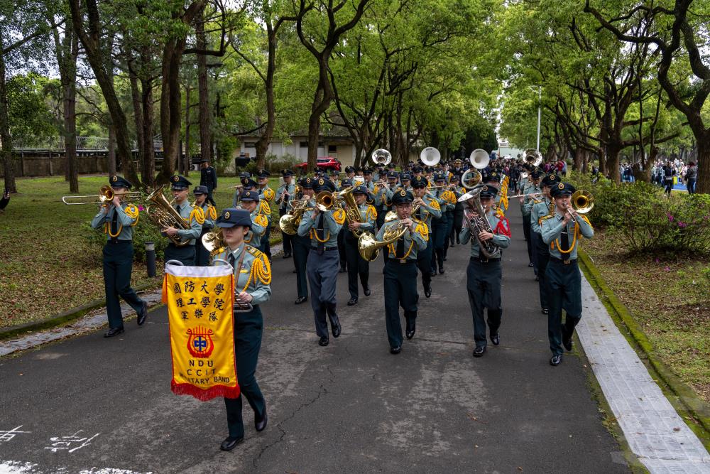 理工學院「風嶺軍樂隊」引領來賓前往社團活動會場。(軍聞社記者吳冠萱攝)