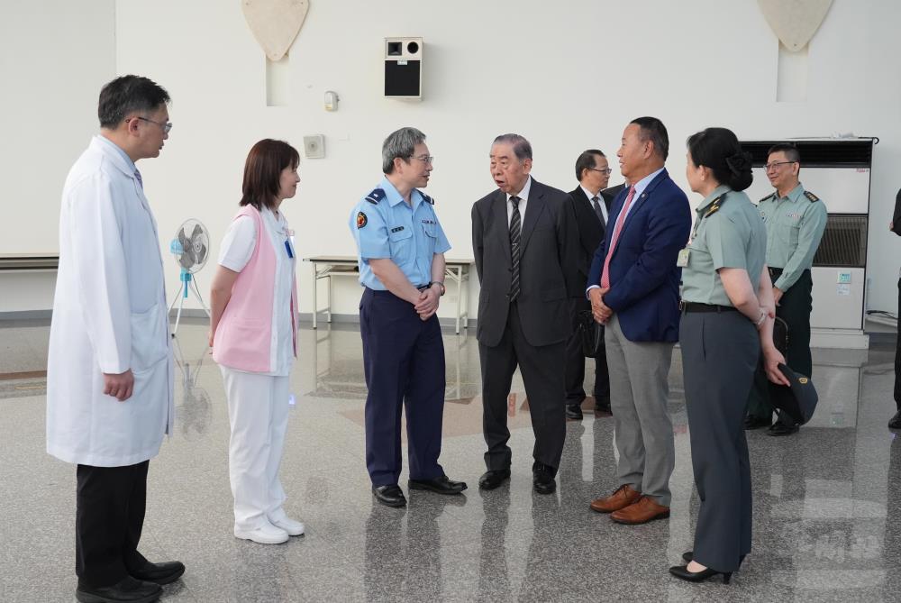 李榮譽理事長關心社區醫療情形。（軍聞社記者呂尚俞攝）