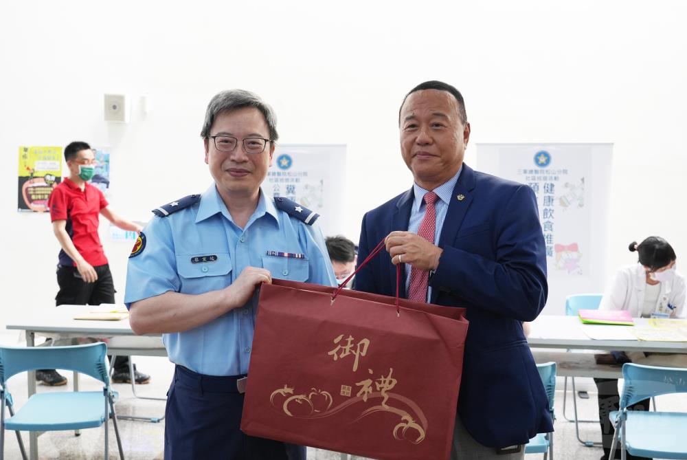 柏副部長致贈禮品。（軍聞社記者呂尚俞攝）