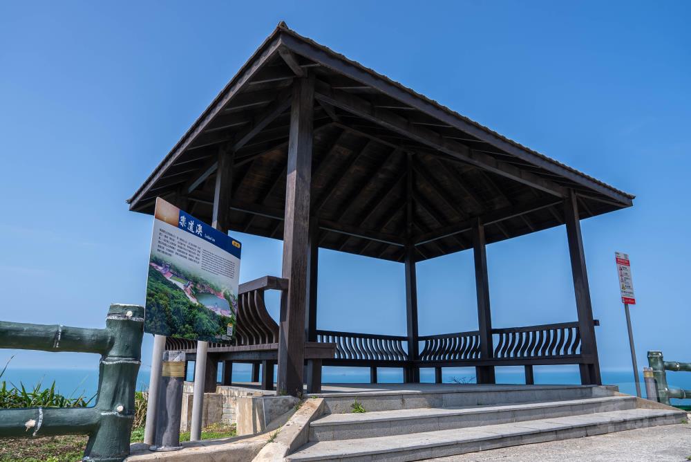 位於環島北路旁涼亭，可俯看北向的開放型山谷與樂道澳水庫。（軍聞社記者尤昱翔攝）