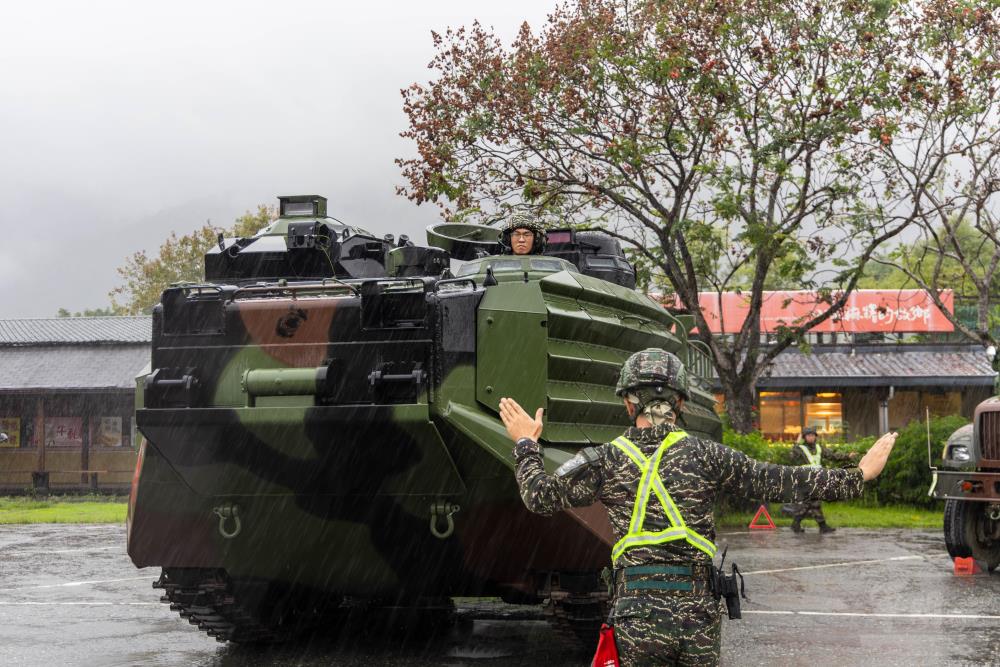 AAV7進駐花蓮光復糖廠，待命執行災害防救任務。（軍聞社記者蔡枋澐攝）