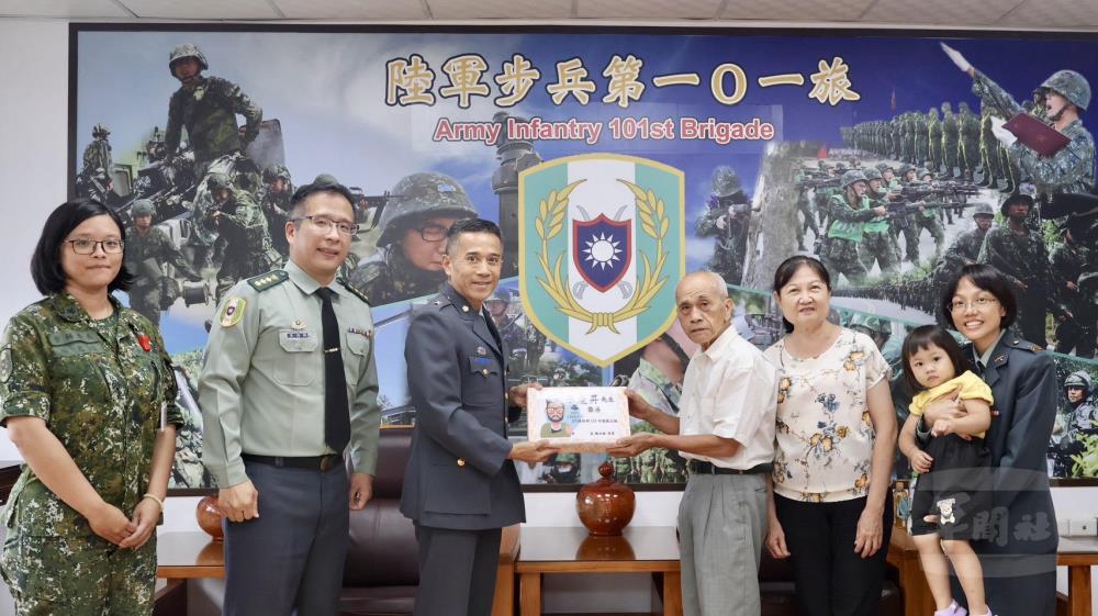 十軍團表揚模範父親　弘揚父德傳承典範