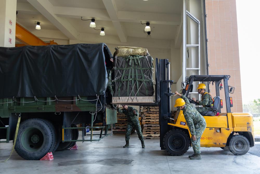 空投連官兵實施裝載作業。（軍聞社記者吳柏融攝）