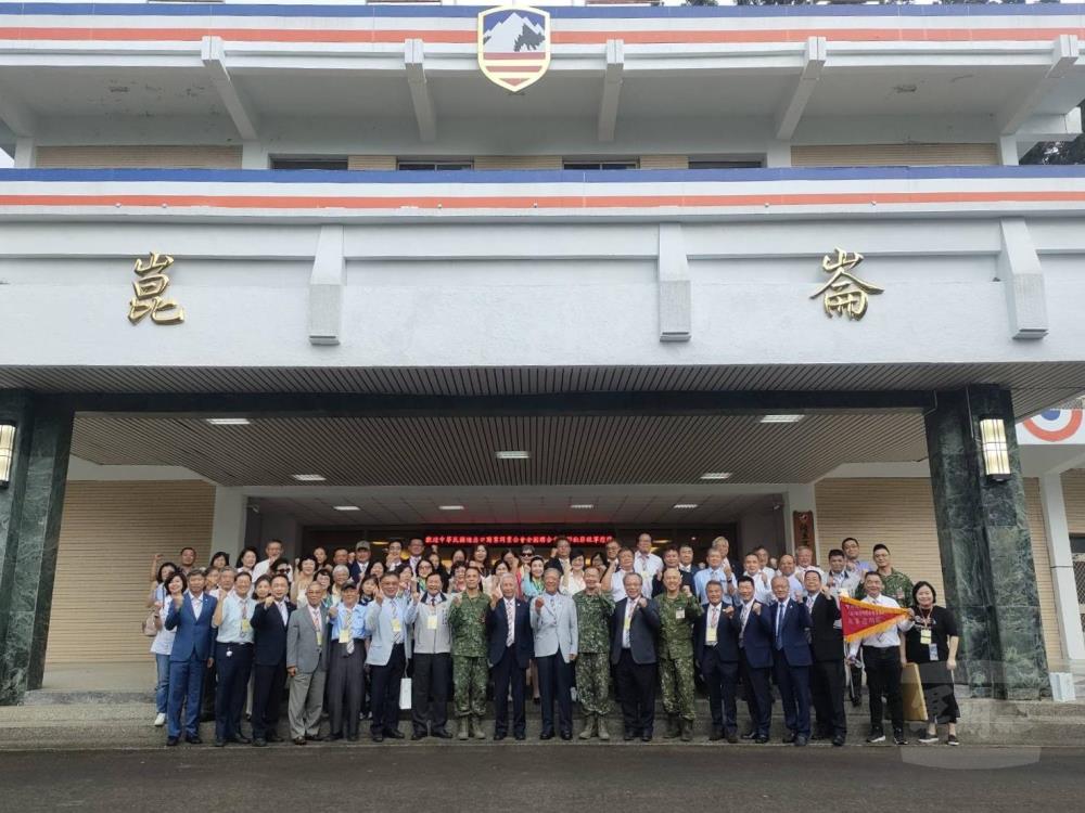 中華民國進出口公會敬軍團10日慰訪陸軍第十軍團,向官兵致上誠摯敬意。(軍友社提供) 中華民國進出口公會敬軍團10日慰訪陸軍第十軍團,向官兵致上誠摯敬意。(軍友社提供)