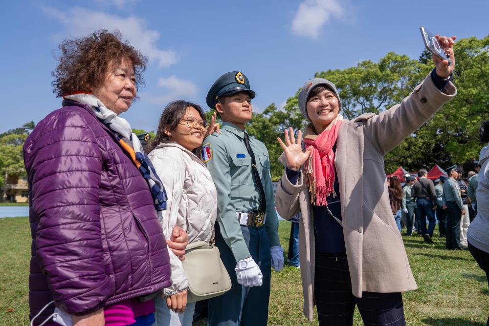 家屬見證子女的成長與蛻變。（軍聞社記者尤昱翔攝）