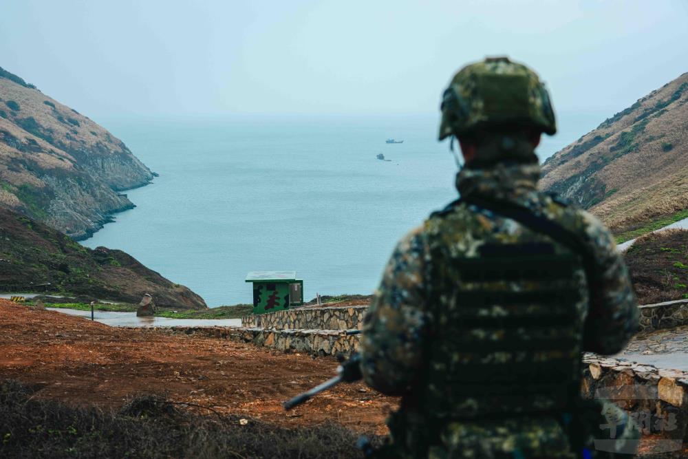 執勤的官兵監控遠方船隻動向。（軍聞社記者吳東昇攝）