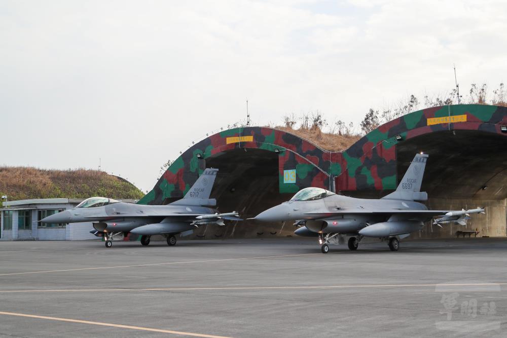 F-16型機滑出機堡準備升空。（軍聞社記者王進福攝）