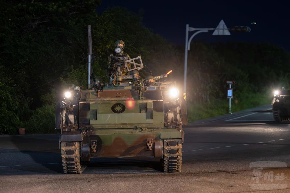 官兵於CM21甲車上實施警戒。（軍聞社記者蔡枋澐攝）