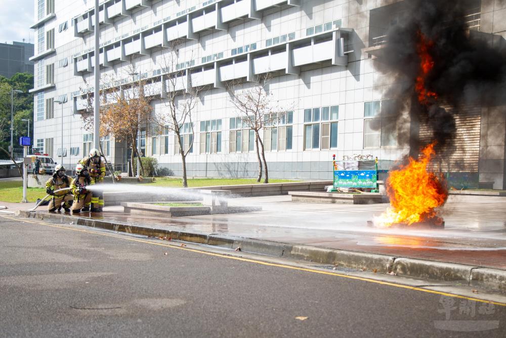 官兵發揮火災搶救技能，展現搶救作業能力。（軍聞社記者江騏安攝）