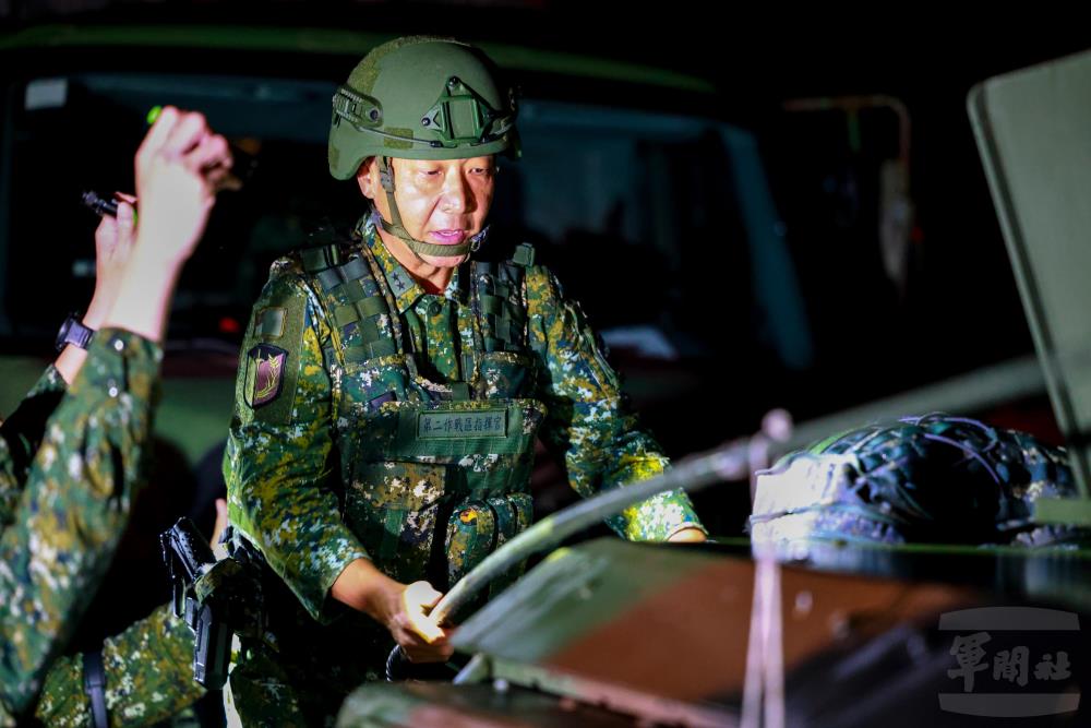 第二作戰區指揮官赴現場視導，要求官兵務必落實行車前檢查。（第二作戰區提供）