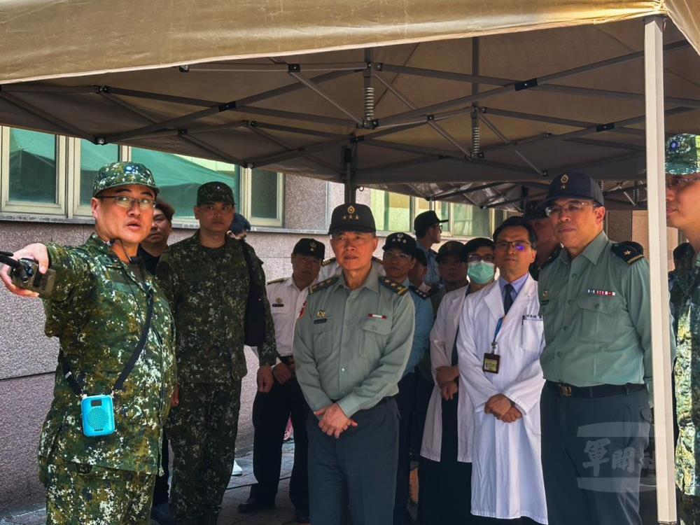 鍾副部長視導高雄榮民總醫院傷患交接暨檢傷分類作業。（軍醫局提供）